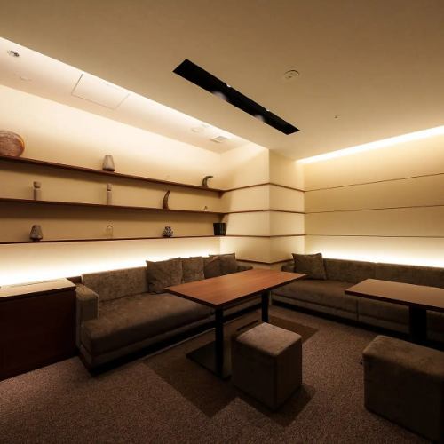 <p>ラグジュアリーな雰囲気漂う個室は全9室にてご用意しております。プライベート感のあるくつろぎの空間は大切な方とのお集まりにも最適！記念日・誕生日のお祝いやデート利用にもオススメです。</p>