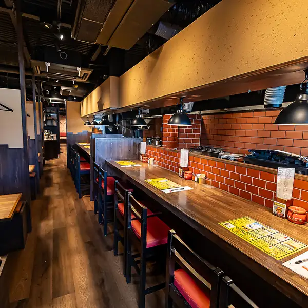 店内にはカウンター席、テーブル席、座敷のお席をご用意。お一人様から10名以上の大人数の宴会まで、様々なシーンでご利用いただけます！宴会利用にはコースがおススメ◎大切な仲間と当店自慢のお料理やドリンクとともに、ワイワイ楽しい時間をお過ごしください。スタッフ一同心より皆様のご来店をお待ちしております♪