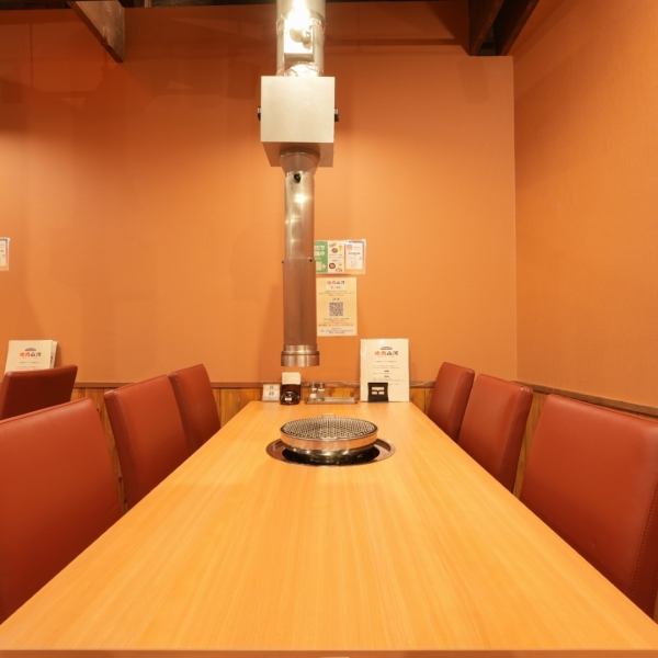 全席禁煙のため、小さなお子様連れのご家族も安心してお食事をお楽しみいただけます。一家団欒の場としてのご利用はもちろん、友人・同僚との宴会や、ふらっとお一人様でも気軽に立ち寄れる居酒屋使いも大歓迎！お会計は、クレジットカード、QRコード決済に対応しており、スムーズにご利用いただけます。