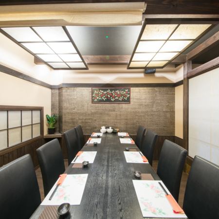 If you connect all the table seats, it will be a private room for up to 20 people.