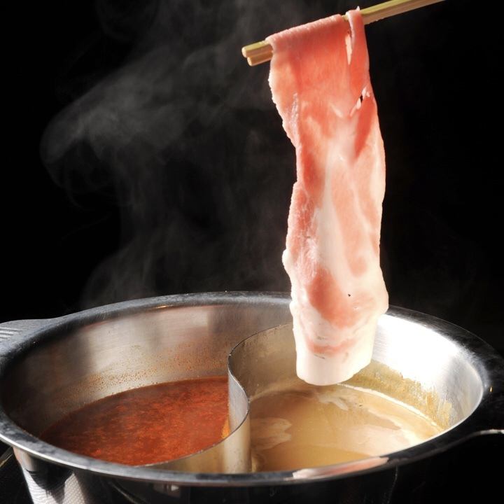 《源氏豚を使用したこだわりの豚肉料理》源氏豚しゃぶしゃぶ2色鍋 1人前2250円◆