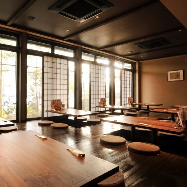《宇治天然温泉 源氏の湯併設》広々とした店内にはカウンター席やお座敷のお席を始め、ゆっくり過ごせる掘りごたつの個室のお席もご用意しております。ご友人やご家族でのお食事利用はもちろん、各種ご宴会での利用もOK！温泉帰りのお食事はもちろん、食事メインのご利用も大歓迎◎お気軽にお立ち寄りください。