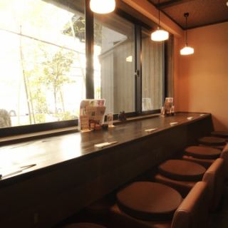 お一人様から気軽に使えるカウンターもご用意しております。