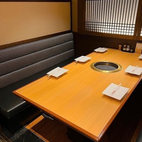 【개인실 있음◎】 폭넓은 인원수에 대응한 저희 야키니쿠점에서는, 2명석, 4명 박스석, 6명 이상의 개인실과, 씬에 맞춘 좌석을 준비하고 있습니다.데이트나 생일, 기념일 등, 특별한 시간을 소중히 하고 싶은 분에게 딱.인기의 좌석은 빨리 묻히기 때문에, 사전의 예약을 추천하고 있습니다.≪멋진 불고기 체험을 즐기세요≫