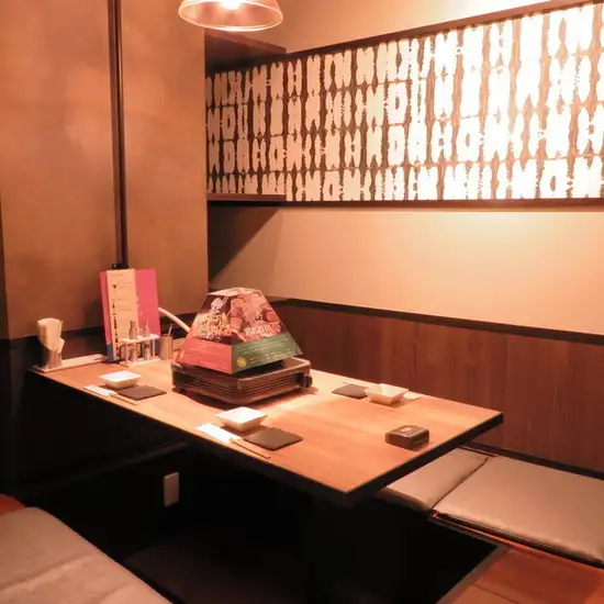 個室はテーブル席と掘り炬燵席の2種ご用意。デートや記念日に♪