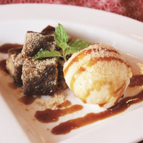 Brown sugar bracken mochi and vanilla ice cream topped with kinako