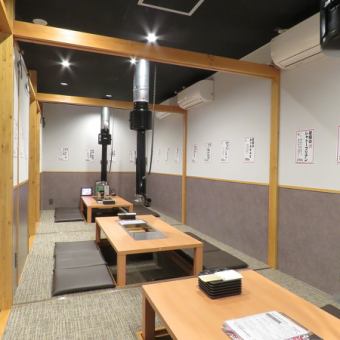 The interior of the store is based on a modern Japanese style, with warm lighting creating a calm atmosphere. A relaxing space where you can forget about your daily busyness.We also have a private room with a sunken kotatsu where you can relax.