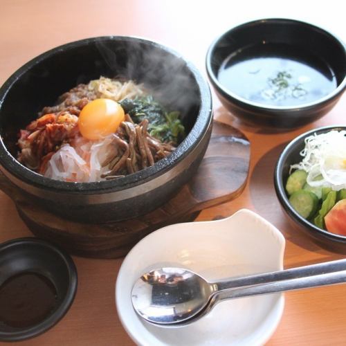 石焼ビビンバセット(石焼ビビンバ・サラダ・スープ・キムチ)