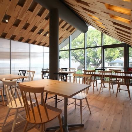 オシャレで落ち着いた雰囲気の店内には、テーブル席を2名様用×1席，4名様用×5席，6名様用×2席をご用意。