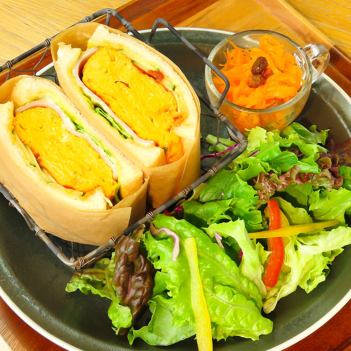 볼류미 한 점심과 수제 일품 디저트가 인기의 세련된 카페.