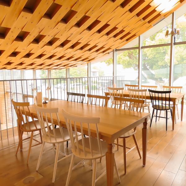 창문에서 꽂는 부드러운 빛이 편안하고 차분한 분위기를 자아내고 있습니다.일이나 가사, 육아의 숨결에 딱 맞는, 느긋한 치유의 한 때를 보낼 수 있는 개방적인 공간입니다.천천히 시간이 흐르고 마음을 새로 고칠 수있는 장소로 꼭 이용하십시오.마음에 드는 한잔과 함께, 꼭 즐겨 주세요♪