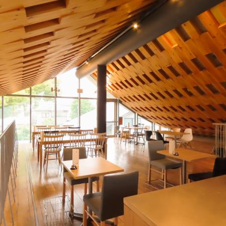 멋지고 차분한 분위기의 점내에는 테이블석을 2인용×1석, 4인용×5석, 6인용×2석을 준비.