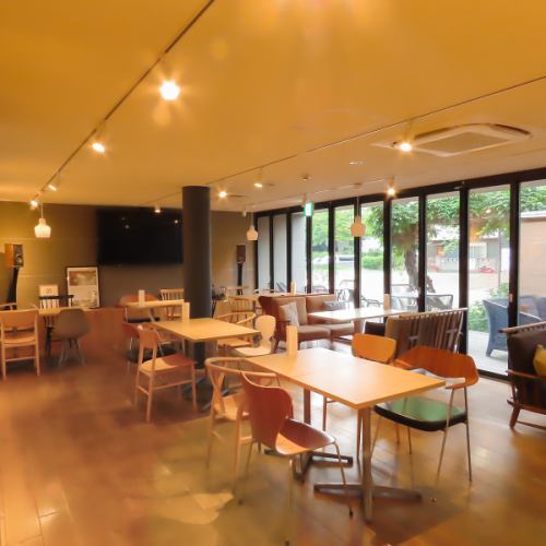 나무의 따뜻함을 느끼는 가게에서 행복의 한때