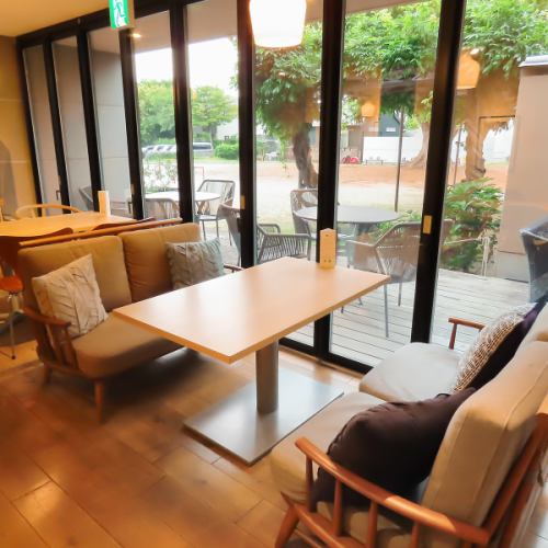 소파 좌석에서 휴식