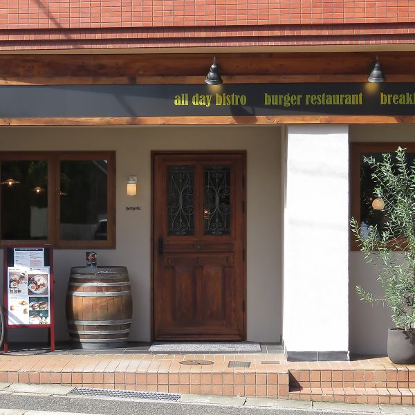 一社駅から徒歩3分という好立地でアクセスが大変良く、待ち合わせなどの際もスムーズです◎店内にはカウンター席を11席、テーブル席を26席ご用意しており、リラックスできる広さが確保されています。