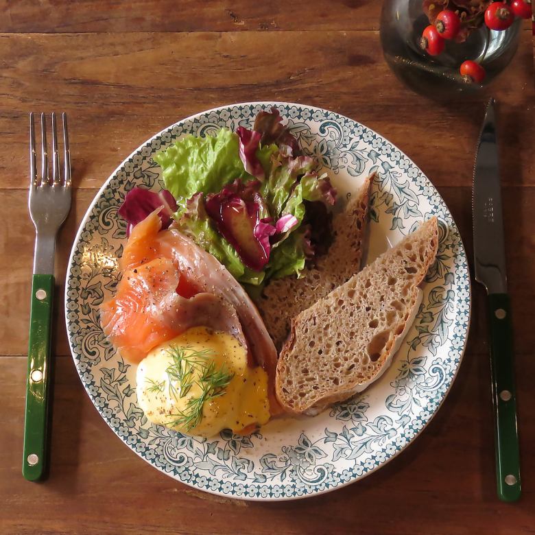 [B] 自制烟熏三文鱼配荷兰酱和水煮蛋