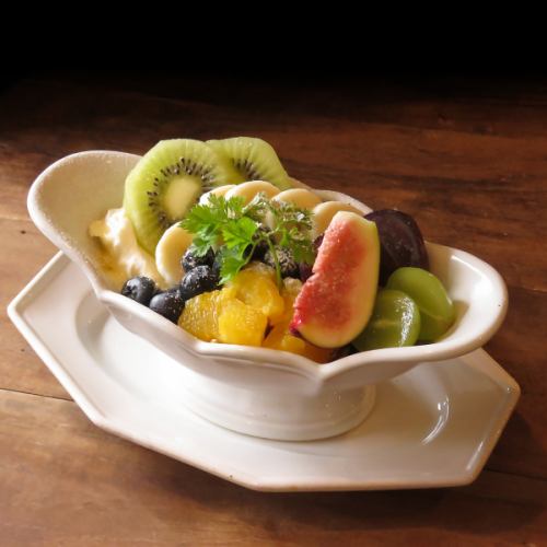 [C] 时令水果和法式酸奶，搭配自制格兰诺拉麦片