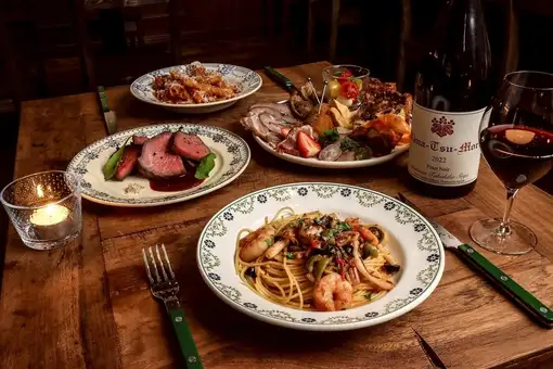 Today's course menu includes 5 dishes, including pasta and dessert, for 3300 yen (tax included).