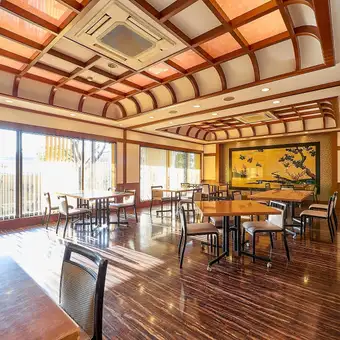 【広間用テーブルです】お手軽ランチから法事や接待、会社のお集まりやご友人同士の女子会にもご利用いただけます。少人数からの御利用も可能ですので、お気軽にご相談ください。