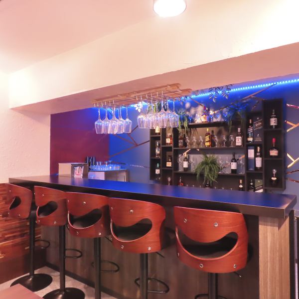 夜は落ち着いた雰囲気の店内でごゆっくりお寛ぎいただけます。温かみのあるライトに照らされて、バーのような空間を演出。デートや記念日、女子会にもピッタリです！周辺では珍しいスリランカの料理をつまみに各種宴会をお愉しみください。