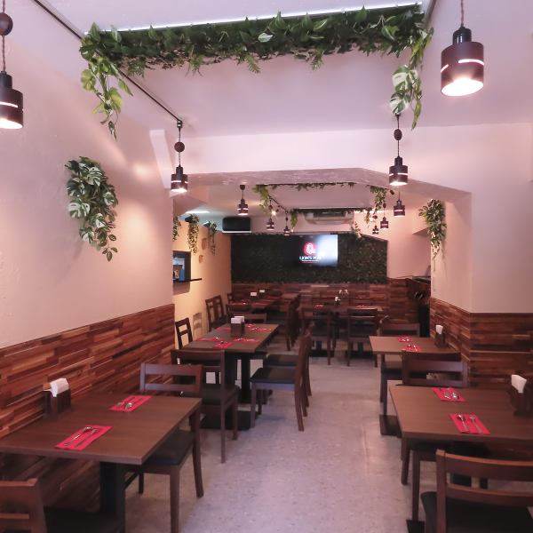 広々とした店内でごゆっくりとお食事をお楽しみいただけます！モダンな雰囲気に緑を飾り、まさにスリランカに来たような気分を味わうことのできる店内で各種宴会をお楽しみ頂けます！またランチも営業しておりますので昼から「LION’S PUB」で楽しもう！