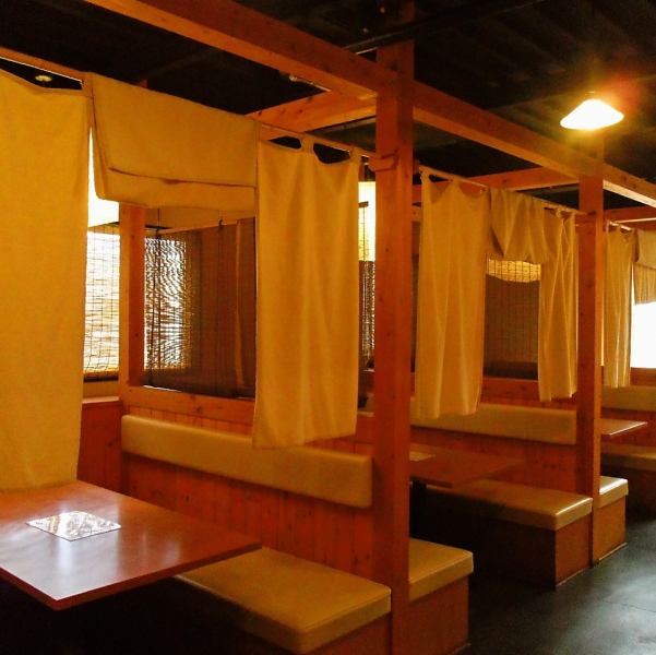 【勝川駅より徒歩3分の好立地】1階席にはカウンター10席、4名様のテーブルが2席、2階席には4名様の掘りごたつが5席と6名ボックステーブルが2席で統一された席数多めの店内です。少人数の宴会までなんでもござれ。2階のボックス席は人気のお席となりますのでご予約はお電話にてお願い致します♪30名まで宴会OK!