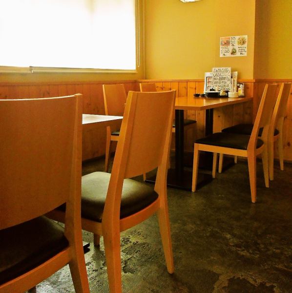 1階テーブル席は2名様~ご利用可能です!もちろん少人数でのお食事にもご対応可能◎また、カウンターもご用意しておりますので、お一人様のご来店も大歓迎です♪お気軽にお立ち寄りください!