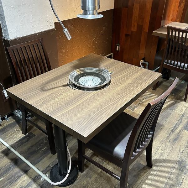 每张桌子都配有管道，以防止烟雾和异味充满房间。如果您有任何疑问，请随时询问我们的工作人员。