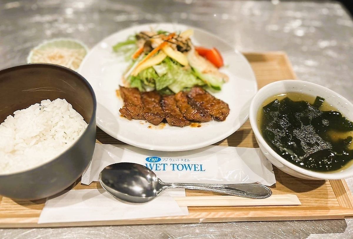 日替わり定食なんと600円！お手頃価格で肉厚やわらかハラミも♪