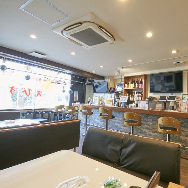 【2Fカウンター席】当店ではごゆっくりとお寛ぎ頂けるよう暖かみのある店内となっております！また、ご家族でお子様と一緒にお食事をされる場合はチャイルドシートもお持ちします！是非お声がけください♪