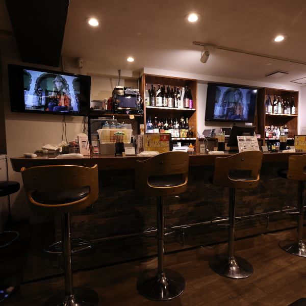 【2Fカウンター席】お一人様からご利用頂けます♪仕事帰りにサクッとお酒と美味しいご飯を食べたい方、料理作るのが面倒な方、等々・・・当店には名物串焼きがございますのでお酒のアテにいかがでしょうか。徹底した感染症対策を行っておりますのでご安心してご来店くださいませ♪