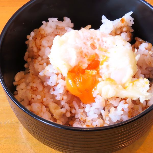 【〆におすすめ！】まろやかな黄身がご飯にとろ～りと広がる♪ 玉天丼 390円(税込)