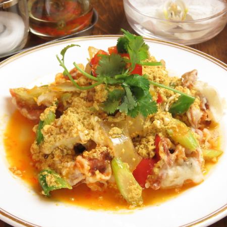 푸님 팟퐁 칼리 (소프트 쉘 클럽과 계란 카레 볶음)