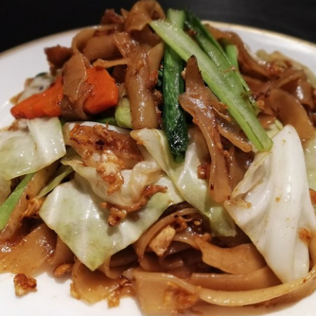 Pad Siew (Thai fried udon-style medium-thick rice noodles)
