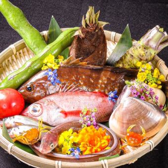 Experience the elegance of Osugi, showcasing the best of the seasons, prepared by the chef with all his heart, on a special, relaxing evening. [All-you-can-drink is available at an additional cost]