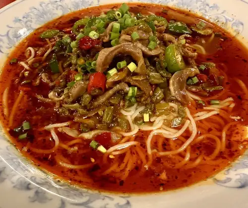 泡菜鸡杂炖米粉