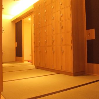 All corridors are covered with tatami mats.All seats are digging and private rooms, and banquets for up to 51 people are possible. ..If you connect all of them, it can be used by up to 51 people.It is a banquet hall where you can relax and enjoy our specialty fresh fish and sake, and it is recommended for various banquets such as welcome and farewell parties, year-end parties, and alumni associations.