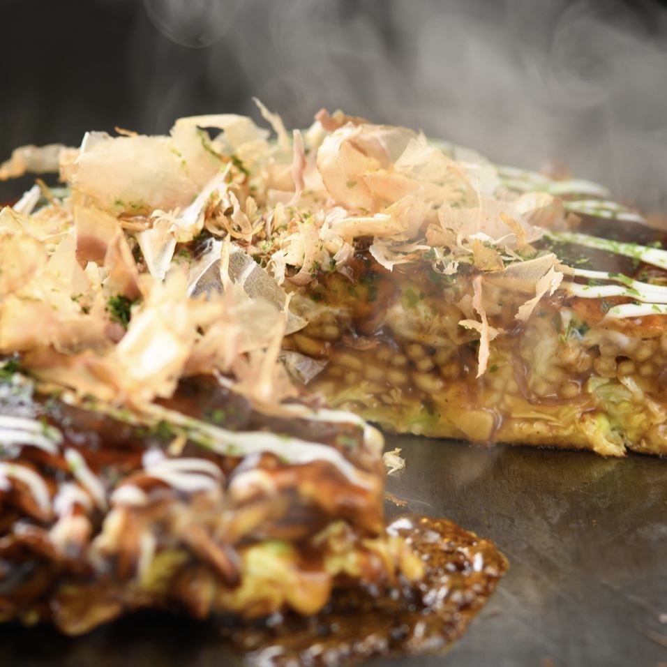 직접 만든 소스가 맛있는 오코노미 야키 가게.점심도 풍부하고 즐거운 시간을 보낼 수있다.