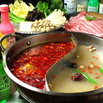 【自慢の陰陽火鍋！】精選した漢方食材使用の特製スープをご堪能★3300円(税込)～