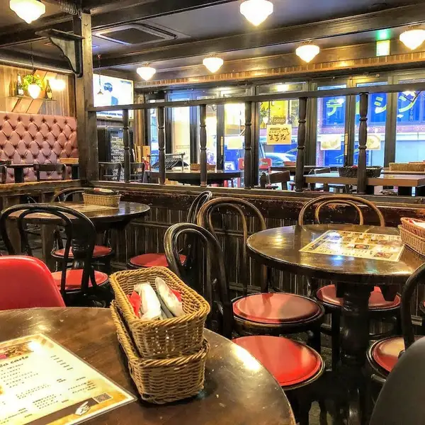【プライベート充実】大きく全面が窓張りとなっているため、空間も広々しています♪『ますお』ブランドのA5和牛を使用したハンバーグをご堪能いただいても良し！ランチにもディナーにもうってつけ！【11:30～15:00】ランチハンバーグ1200円、ランチカットステーキ1,500円～！