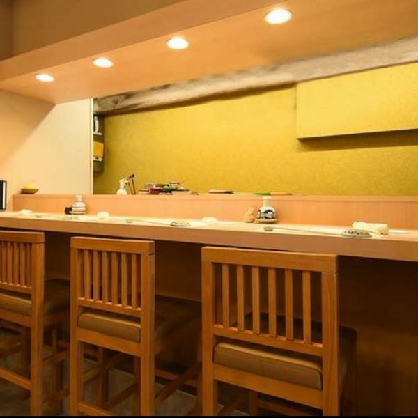 閑静な町の一角にそっと佇む「鮨正」。和の雰囲気とおもてなし、そして職人歴30年以上の料理人が振る舞う新鮮で美味しい料理の数々をぜひ横浜・反町に来た際にはお楽しみください。完全予約制の当店は、大切な方とゆっくりと食事を楽しみたい方におススメです。接待・忘年会・新年会・誕生日・記念日・ハレの日に是非！