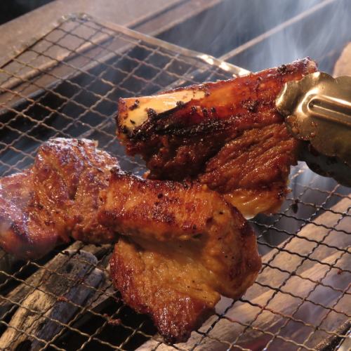 Our specialty! "Charcoal-grilled spare ribs" one after another by repeaters.Unique commitment to hearty dishes ♪