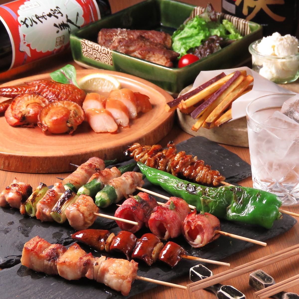 A total of 13 dishes including potato salad with smoked eggs and 7 popular skewers! 120 minutes all-you-can-drink included for 4,000 yen♪