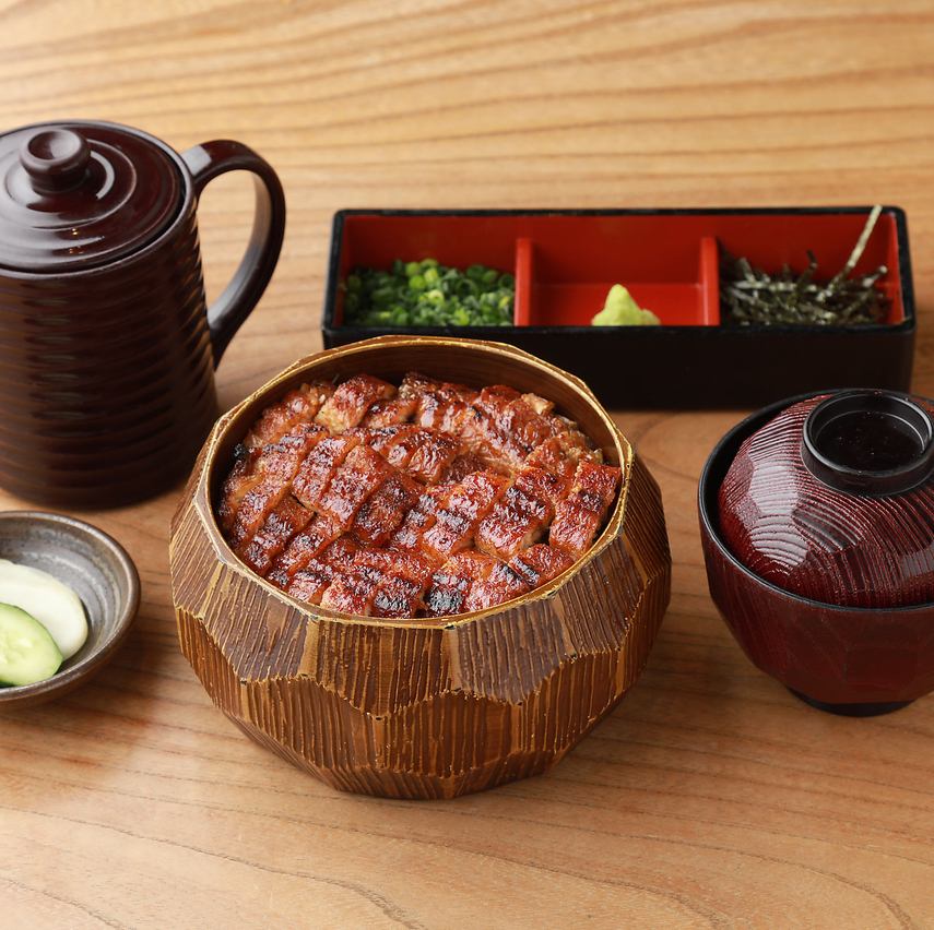 洗礼された店内で自慢のうなぎ料理を楽しみながら昼飲み。