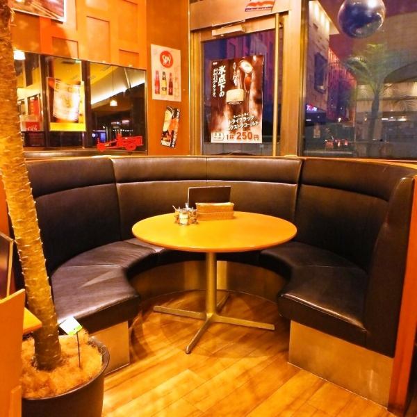 [Popular round sofa seats] The round sofa seats that can be used by 2 to 6 people are ideal for dates and girls' parties. If you make a reservation for the course with all-you-can-drink, you can reserve your seat in advance for only one group per day! It's popular, so early reservations are recommended♪