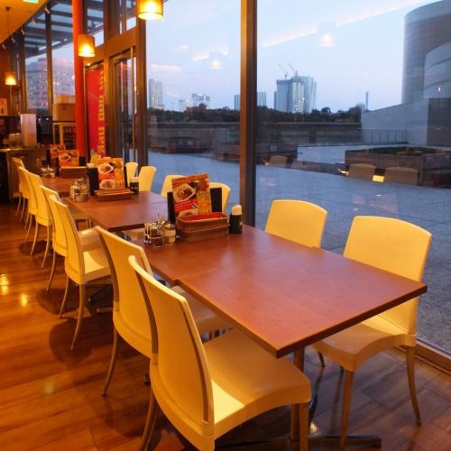 [Panorama view] You can dine while watching the night view and the scenery.We have many terrace seats available.It is a "panoramic view" where you can see a spacious and beautiful night view from the entire window side.The seats are perfect for those who want to relax and have a date.