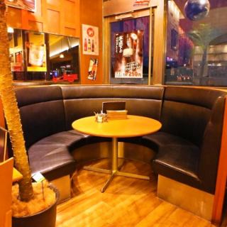 [Spacious space] Various seats such as popular round sofas are available ♪ Reservations are recommended for popular sofa seats ★