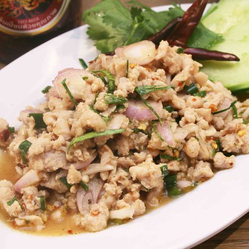 Minced chicken with spicy herbs: Larb Gai