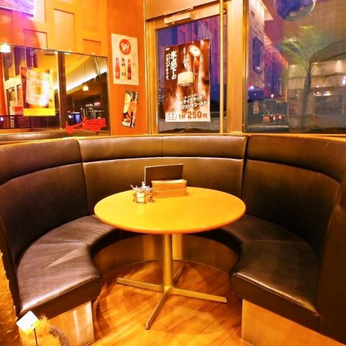 [Spacious space] Various seats such as the popular round sofa are available ♪