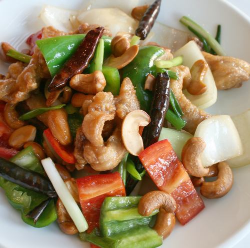 Stir-fried chicken with cashew nuts: Gaipat Met Mamuang